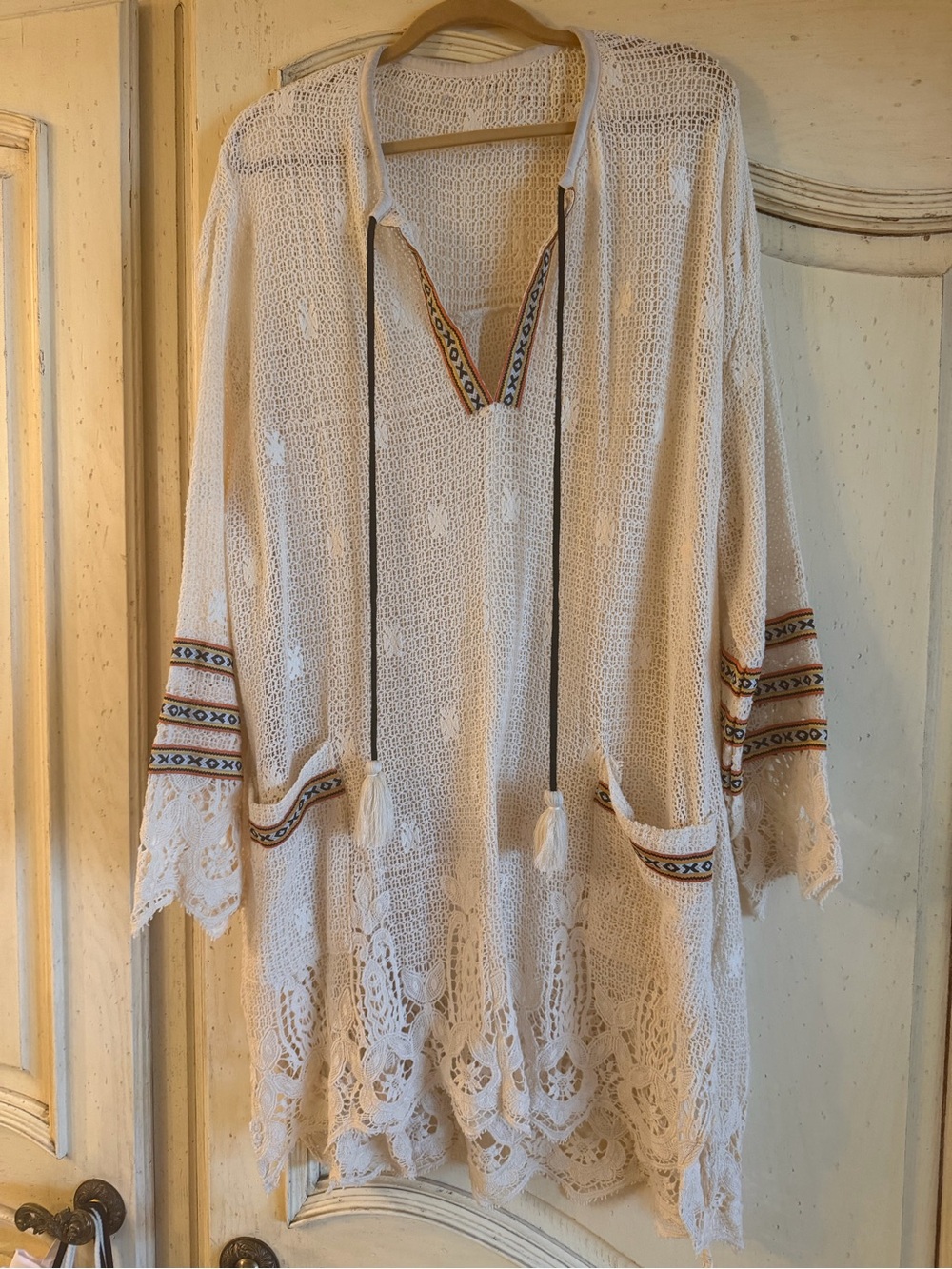 Boho Crochet Lace Cover-Up in Cream with Embroidered Trim one size, great cond!
